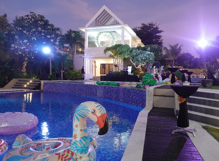 別墅享用漂浮早餐→Villa內自由享樂→The Balinese峇里概念店→Nusa Dua Sogo廣場→獨家泳池別墅海陸BBQ Party (網美浮水玩具、現場音樂、牛排海鮮、飲料啤酒)