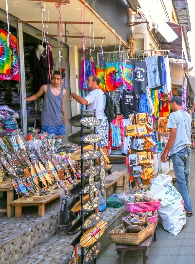 團隊合作日~阿漾河激流泛舟或叢林漂漂河二選一→烏布皇宮→烏布傳統市集→德哥拉朗梯田→髒鴨風味餐+香烤沙嗲
