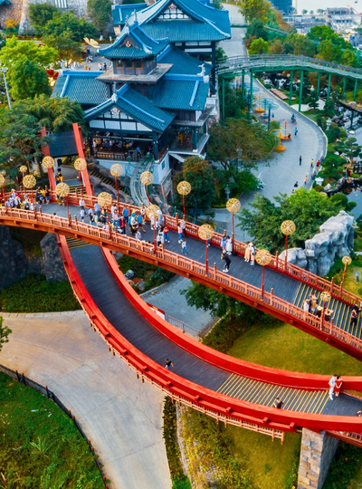 下龍市→越式道地風味餐→世界最大 - 皇后雙層纜車→探索神秘山(日式花園、錦鯉橋、蠟像博物館)→灣景咖啡廳(含一杯飲品)→Vincom購物中心&WinMart超市