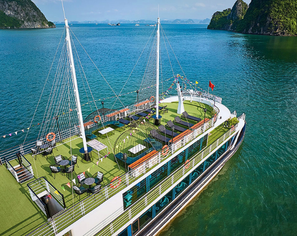 世界文化遺產 - 下龍灣 Heritage 一日遊(驚訝鐘乳石洞、天井洞划獨木舟、登頂英雄島) →下龍必吃海鮮九層塔→高空酒吧chill一下(含每人調酒一杯)