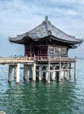 國寶級天守<彥根城>→童話村~La Collina 莊園→湖中殿堂~浮御堂滿月寺→琵琶湖上夢幻鳥居~白鬚神社