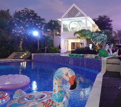五星渡假村內享受設施(泳池滑水道、沙灘日光浴、自由前往BALI COLLECTION MALL)→【獨家】泳池別墅海陸BBQ PARTY (廚師現場料理、泳池戲水浮具、現場音樂、牛排海鮮、飲料啤酒，再加贈每人半隻龍蝦或皮皮蝦)